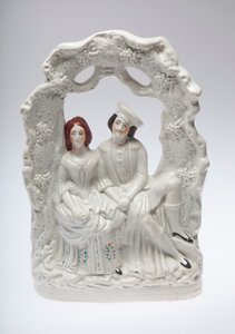 Staffordshire keramisch beeldje van een zittend paar dat elkaars hand vasthoudt. Mogelijk een huwelijkscène door Unknown
